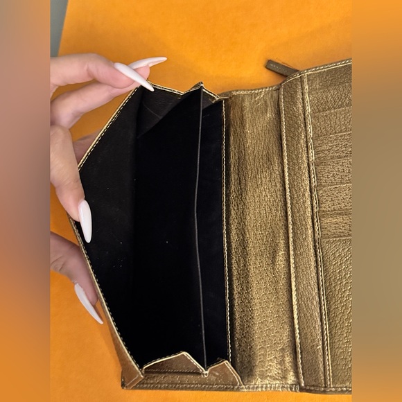 Gold Gucci Bi-Fold Wallet - Picture 6 of 6